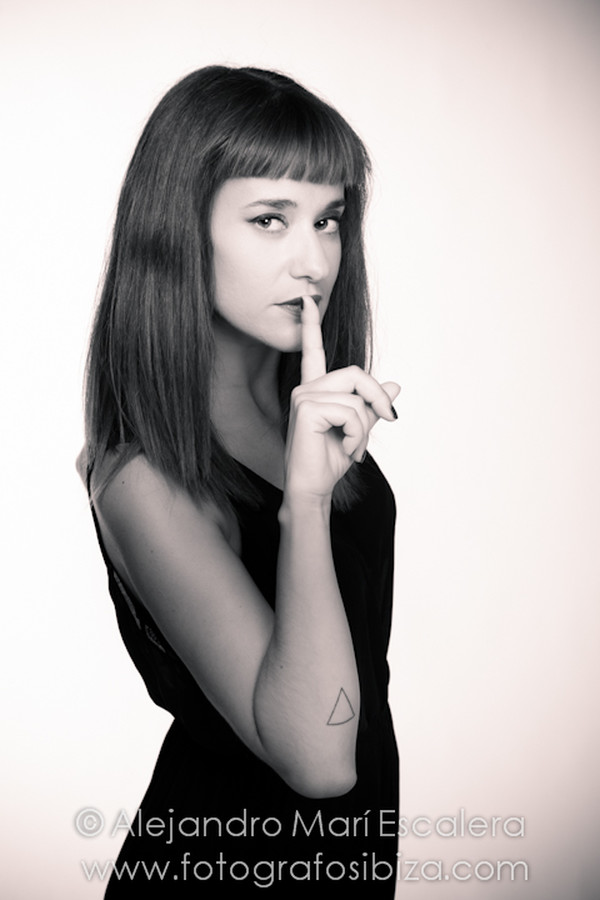 Retrato en estudio de dj leah schultz en ibiza