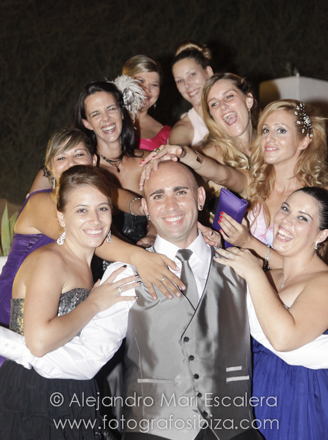 Spontaneous wedding photos