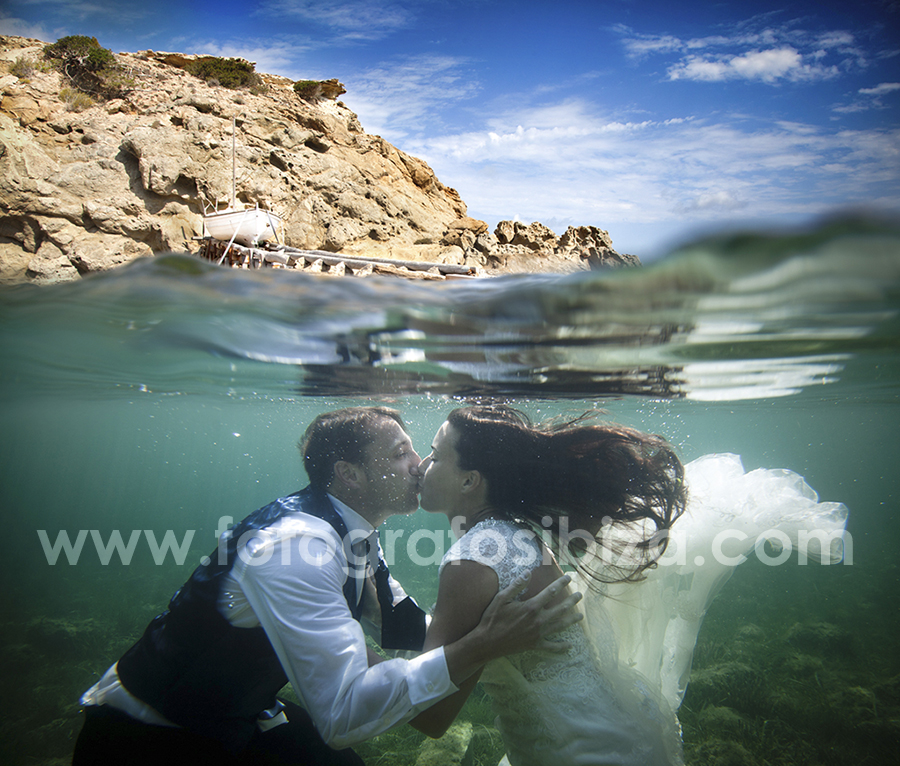 fotografia original de bodas en ibiza. Fotografia en la playa