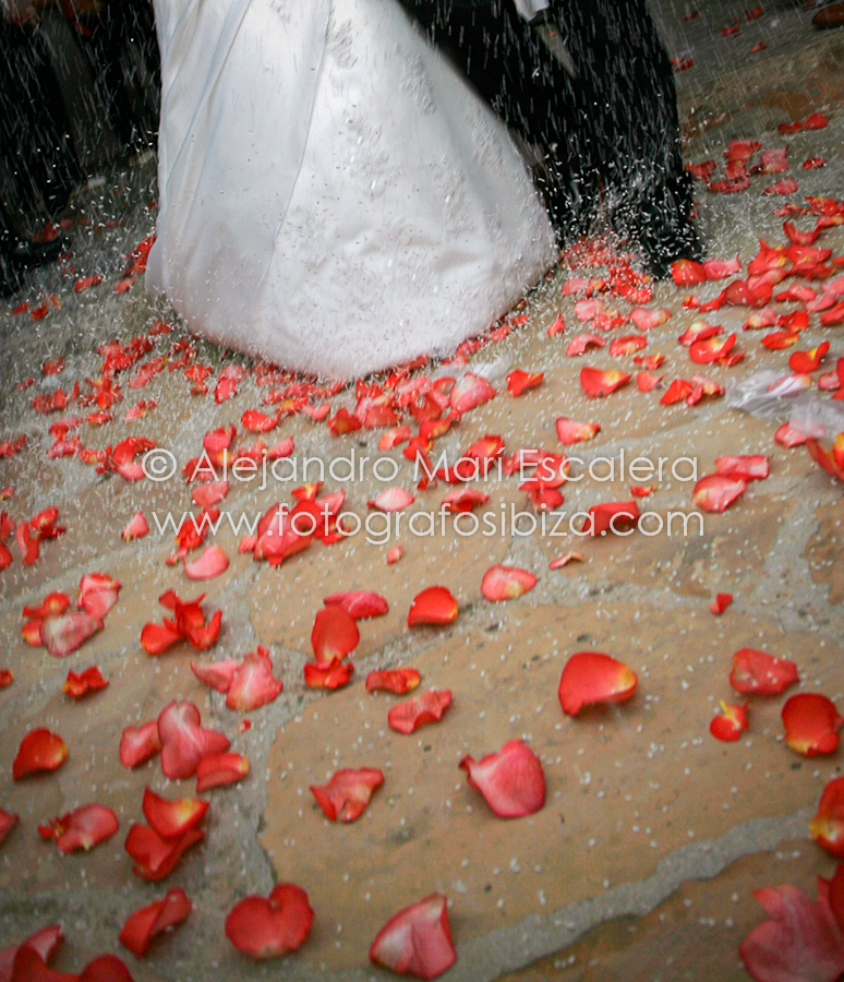 Detalle de los novios a la salida de la iglesia